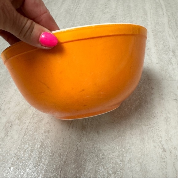 Vintage Pyrex bowl  Flamenglo 2 1/2 quart nesting  mixing bowl - Picture 2 of 11